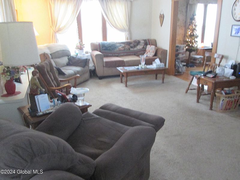2nd image of 1021 Lexington Avenue
