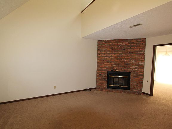 3rd image of 900 NW 37th St