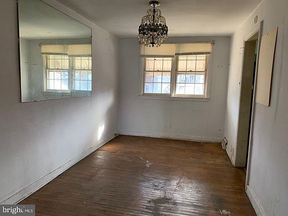 2nd image of 300 Mulberry St