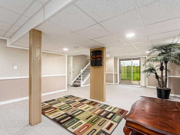 3rd image of 1000 Creekview Dr