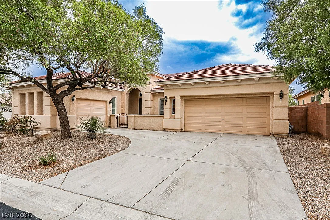 3 bed, 3.0 bath, 2556 sqft, $2,700 — Photo 2