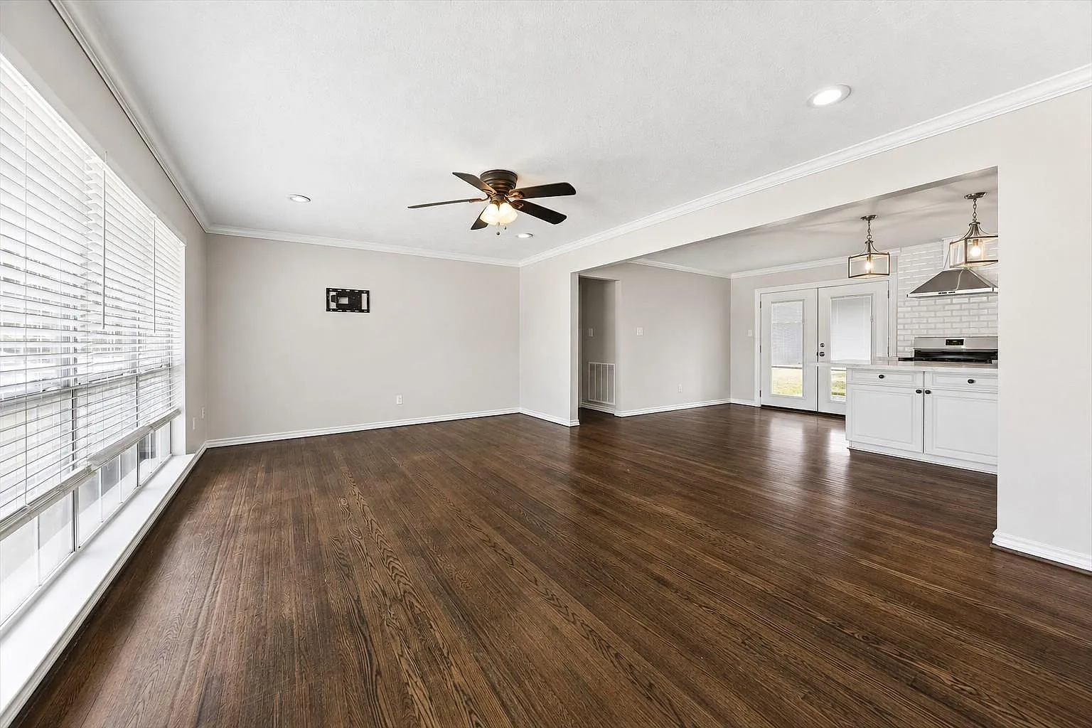 3 bed, 1.0 bath, 1400 sqft, $2,200 — Photo 2