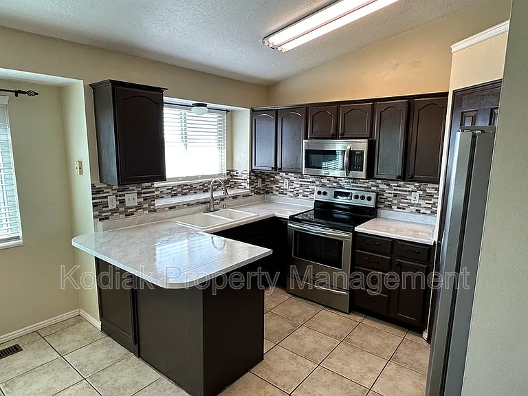 1941 Jenny Ln — Photo 3