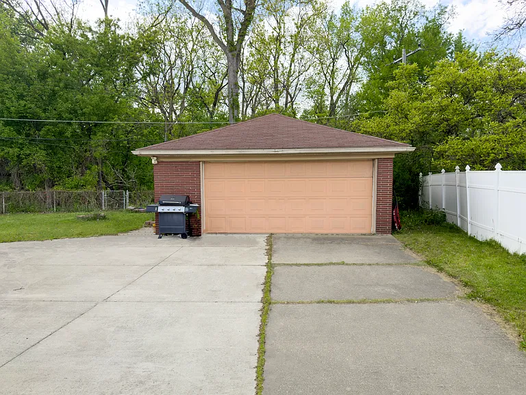 21233 Fairview Dr — Photo 4