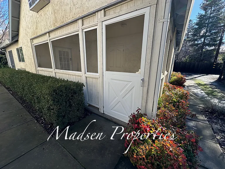 381 E 9th St — Photo 5