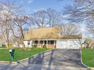 1 Burgess Ln, Stony Brook, NY 11790
