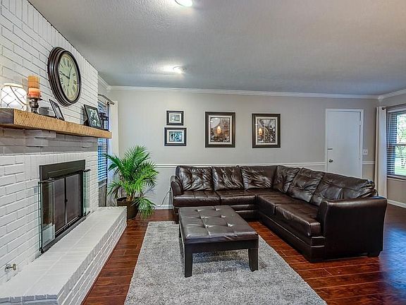 2nd image of 1429 Robinhood Dr