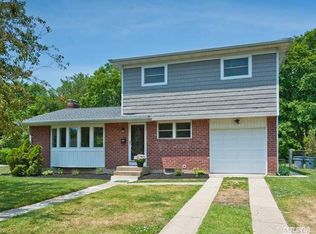 10 Trout St, Oakdale, NY 11769