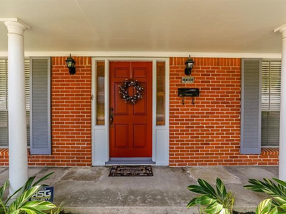 4th image of 1705 Crestwood Ln