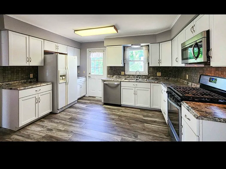 11 Leisure Dr — Photo 3