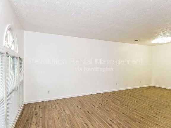 5th image of 1305 Sweet Pine Dr