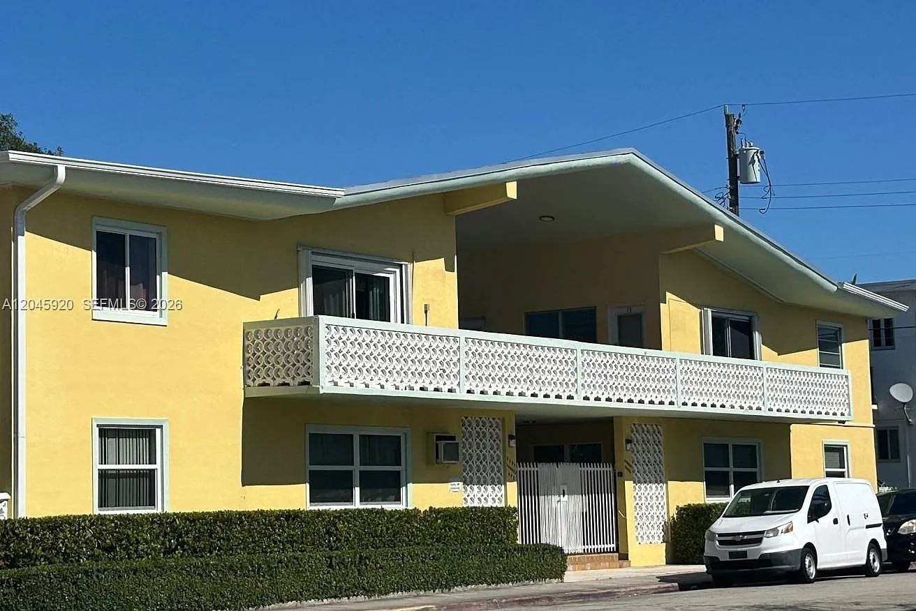 Camelot House Condo — Photo 1