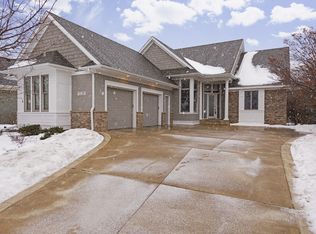 1530 Waterford Ct, Golden Valley, MN 55422