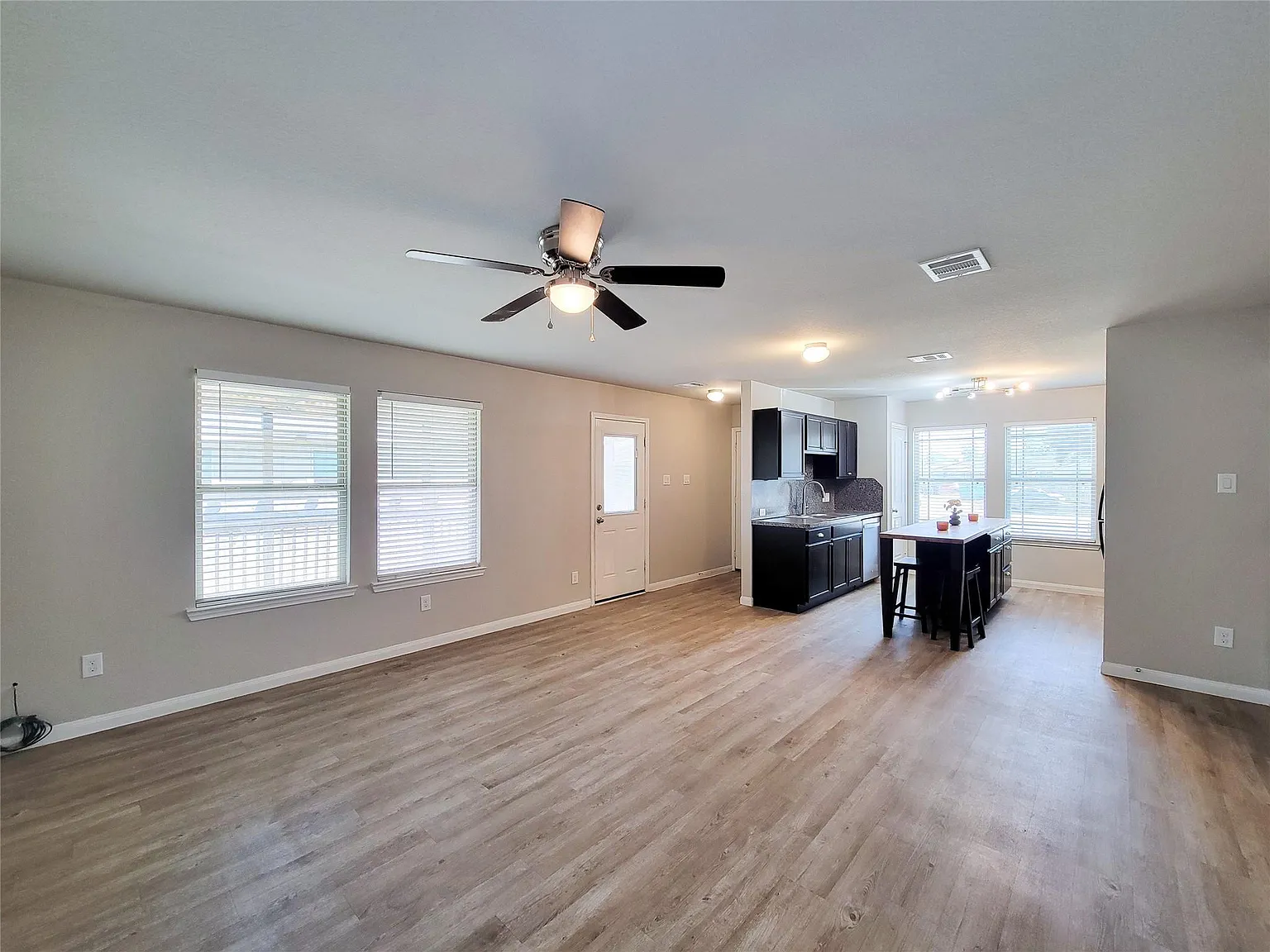 3 bed, 2.0 bath, 1257 sqft, $1,950 — Photo 3