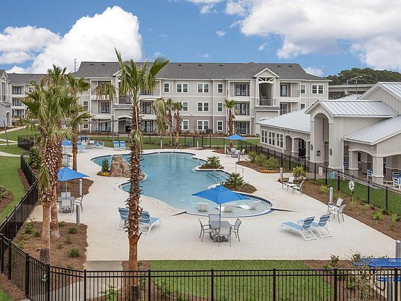 RESORT-STYLE SWIMMING POOL