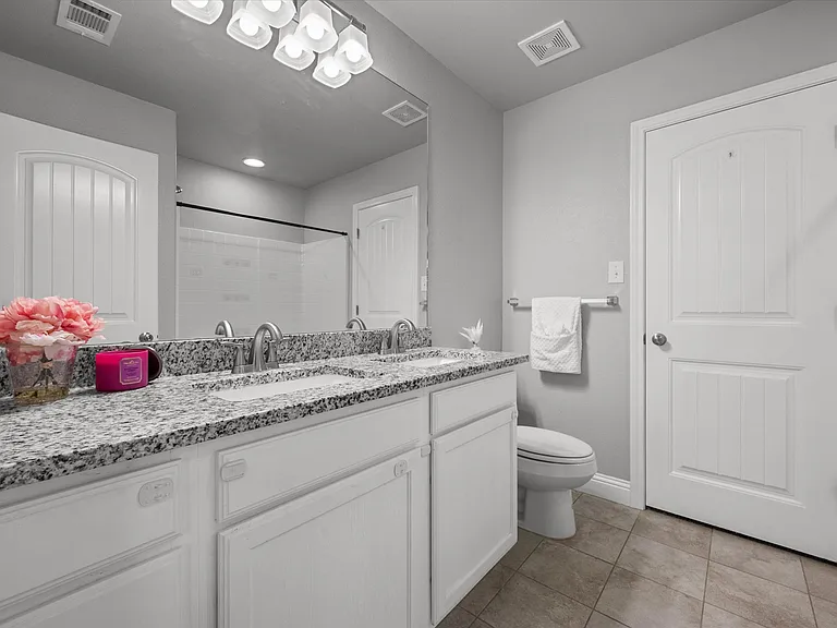438 Sabine Ave — Photo 4