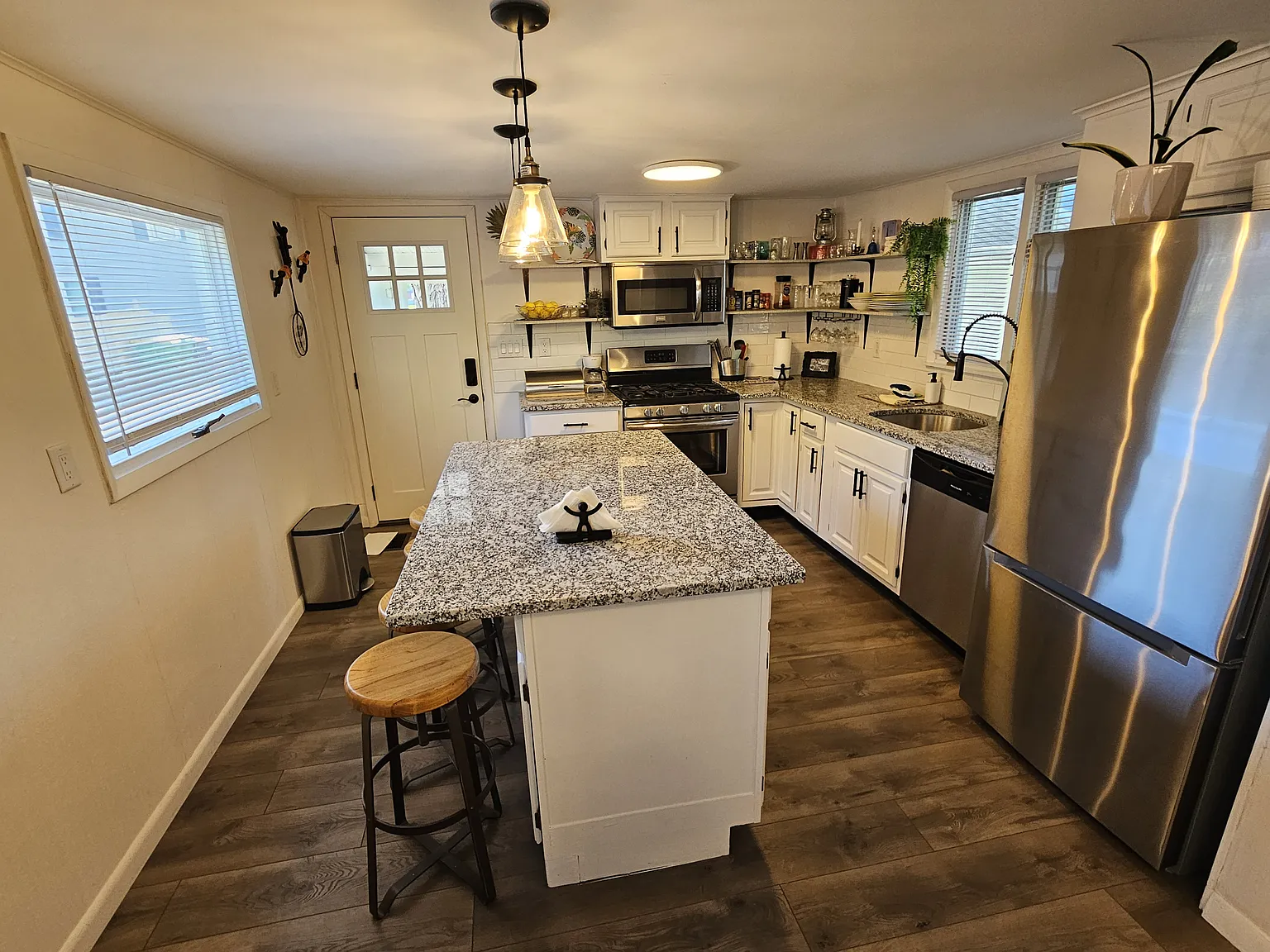 2 bed, 1.5 bath, 1066 sqft, $1,999 — Photo 2