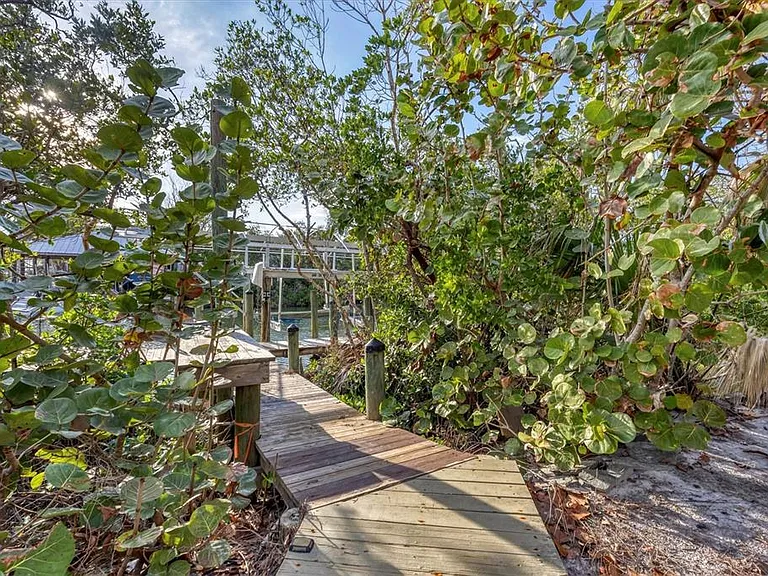 51 Palm Dr — Photo 36