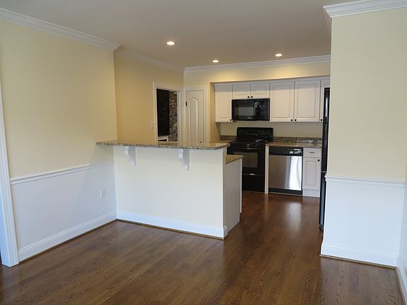 5th image of 213 East Ct