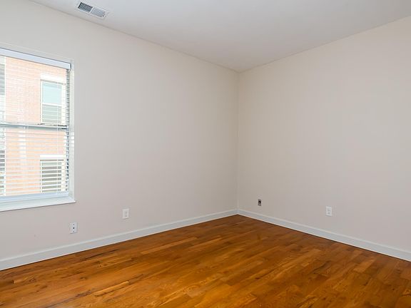 4th image of 5531 Pershing Ave #11D