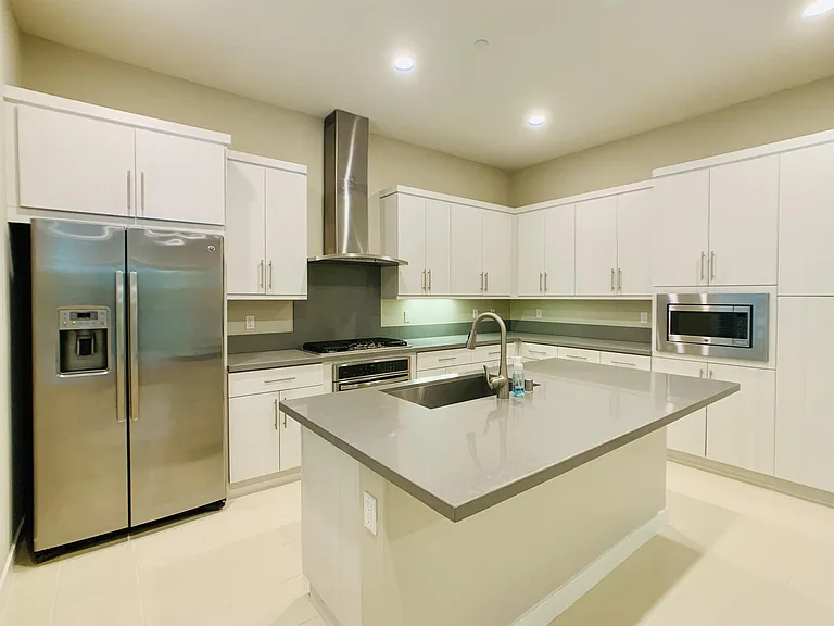 810 Beacon — Photo 15