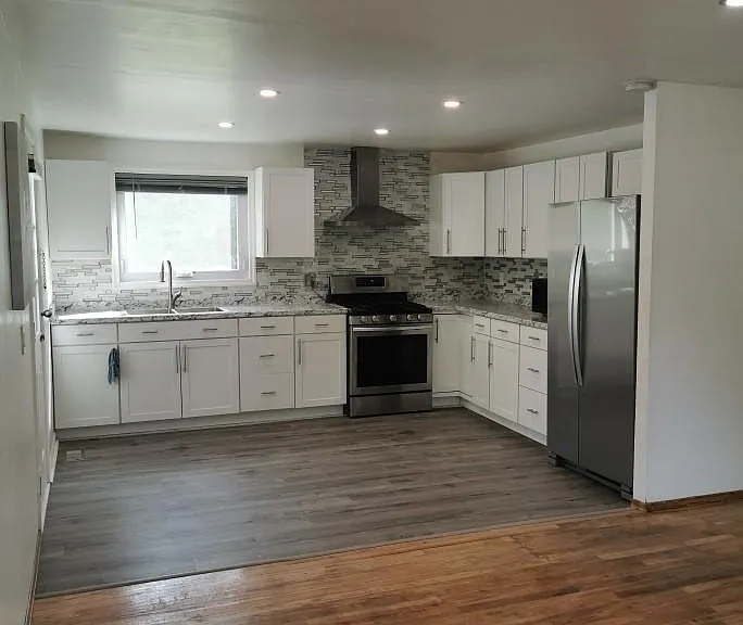 2158 Hemlock Dr — Photo 2