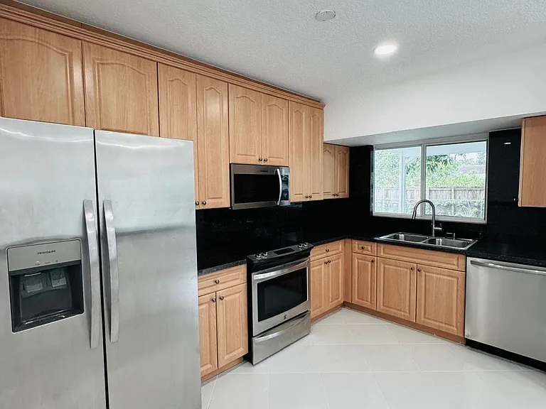 1200 SW 12th Ter — Photo 5
