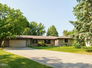 3824 Fairview Dr, Grand Forks, ND 58201