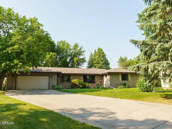 3824 Fairview Dr, Grand Forks, ND 58201