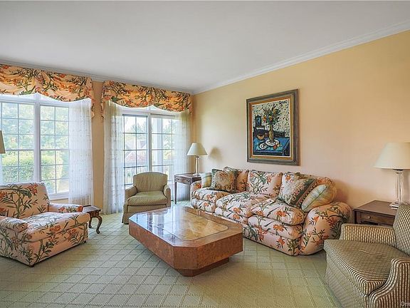 4th image of 142 Doral Greens Dr W