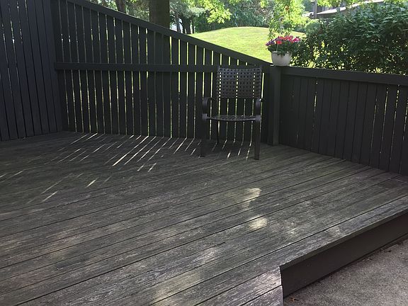 Bi-level deck and BBQ area