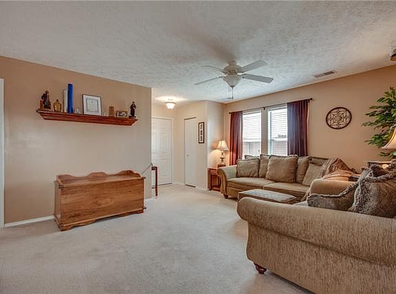 3rd image of 2133 Carlton Ln