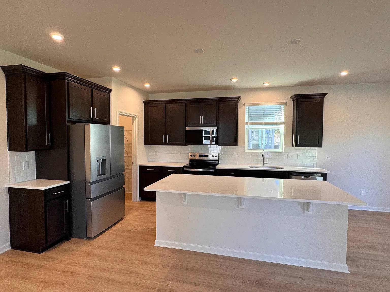4 bed, 2321 sqft, $3,000 — Photo 4