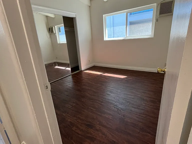 15045 Burbank Blvd #4 — Photo 10