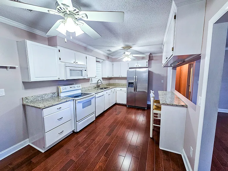 603 Huguenin Dr — Photo 5