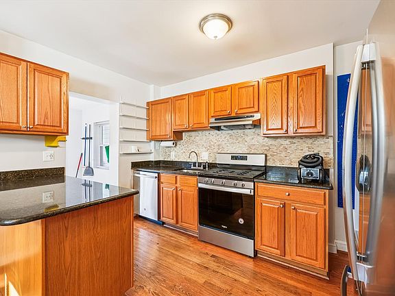 5th image of 4808 Fort Totten Dr NE