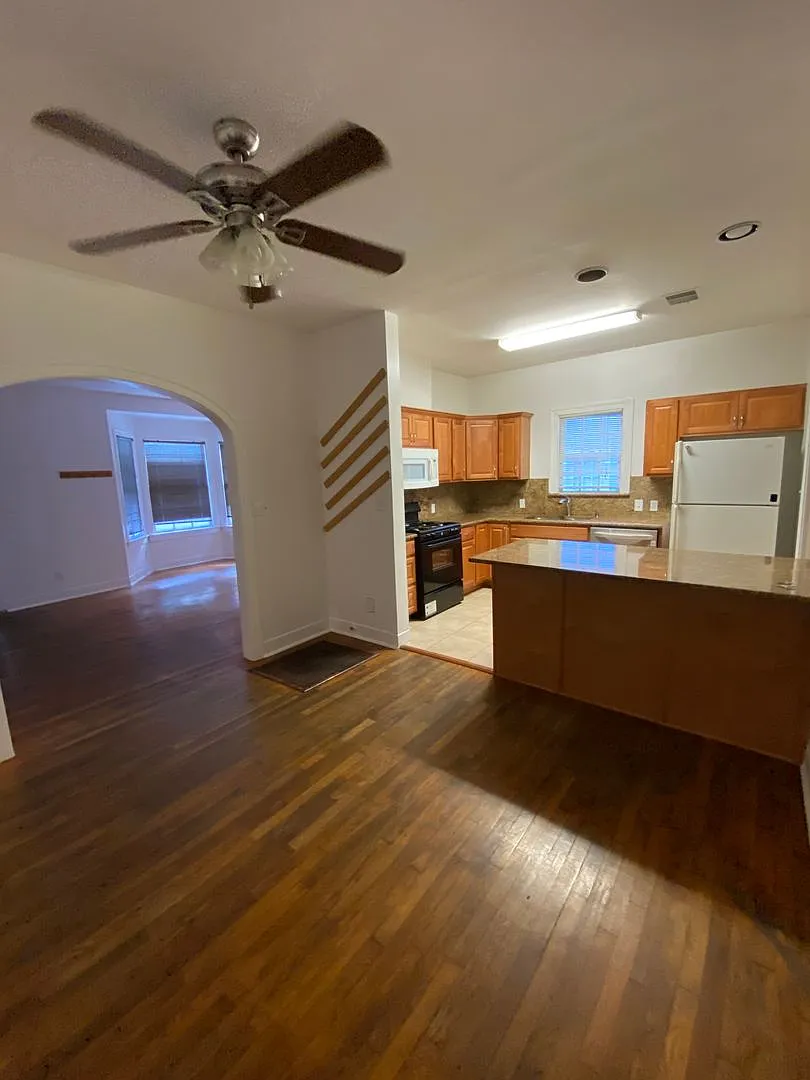 Ut Pre-Lease: Charming Home 2 Blocks From Ut, Wood Floors, Updated Kitchen, Walk/Bike To Campus — Photo 3