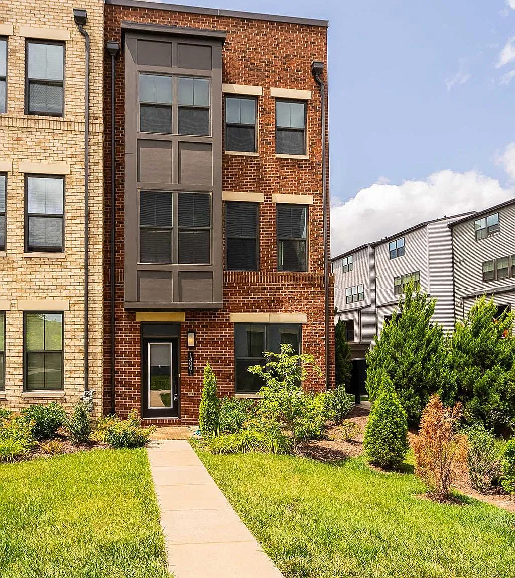 3 bed, 5.0 bath, 2164 sqft, $3,975 — Photo 3