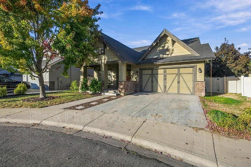 4 bed, 2.5 bath, 2256 sqft, $2,650 — Photo 2