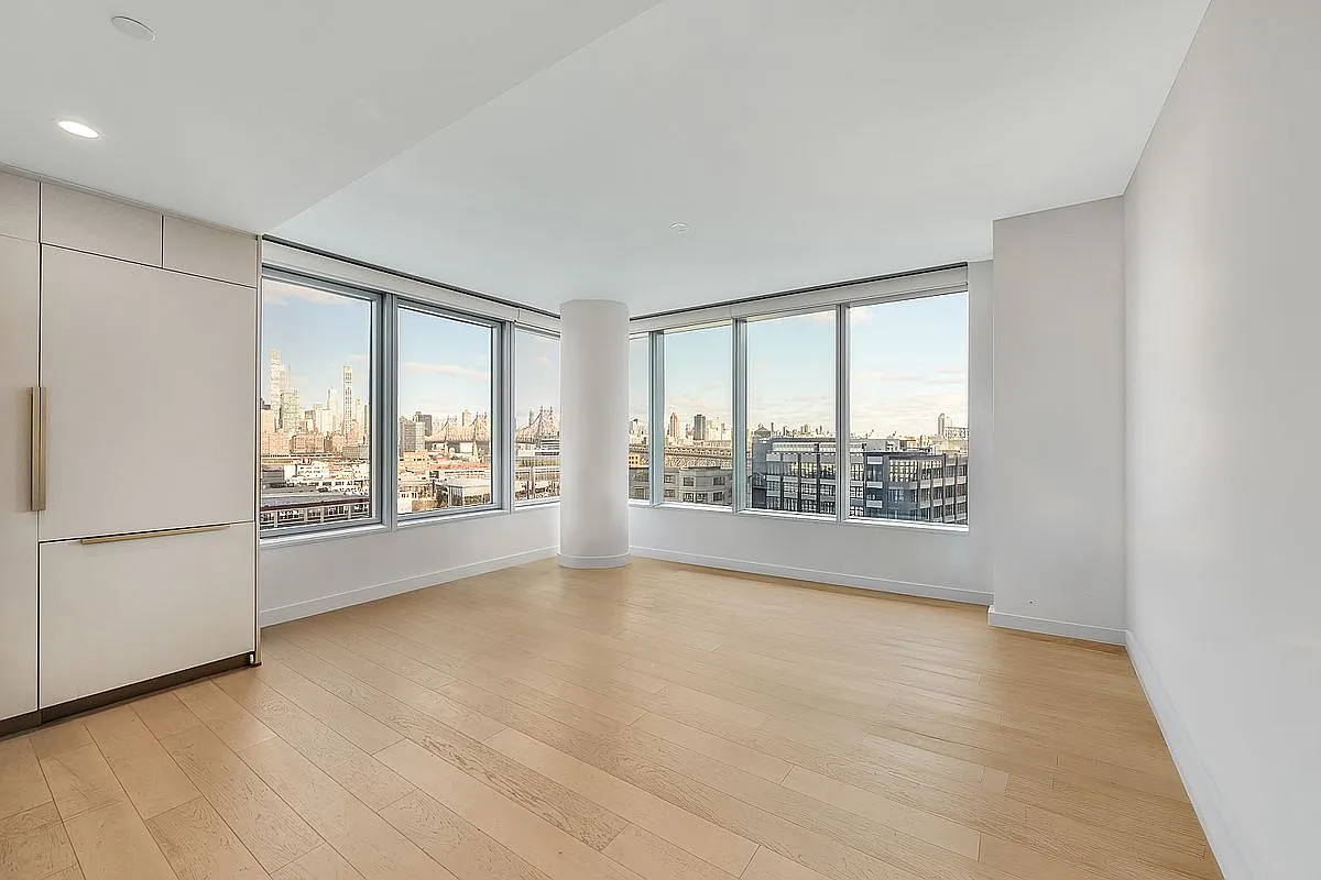 3 Court Sq #902 photo 1