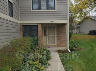 1209 Chatham Ct, Libertyville, IL 60048