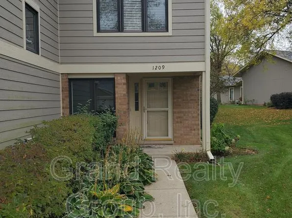 1209 Chatham Ct, Libertyville, IL 60048