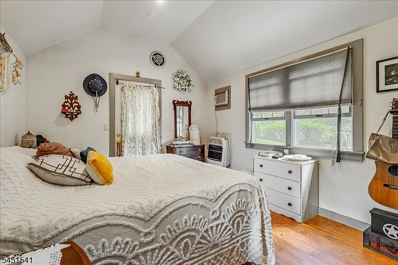 2 bed, 1.0 bath, $2,975 — Photo 4