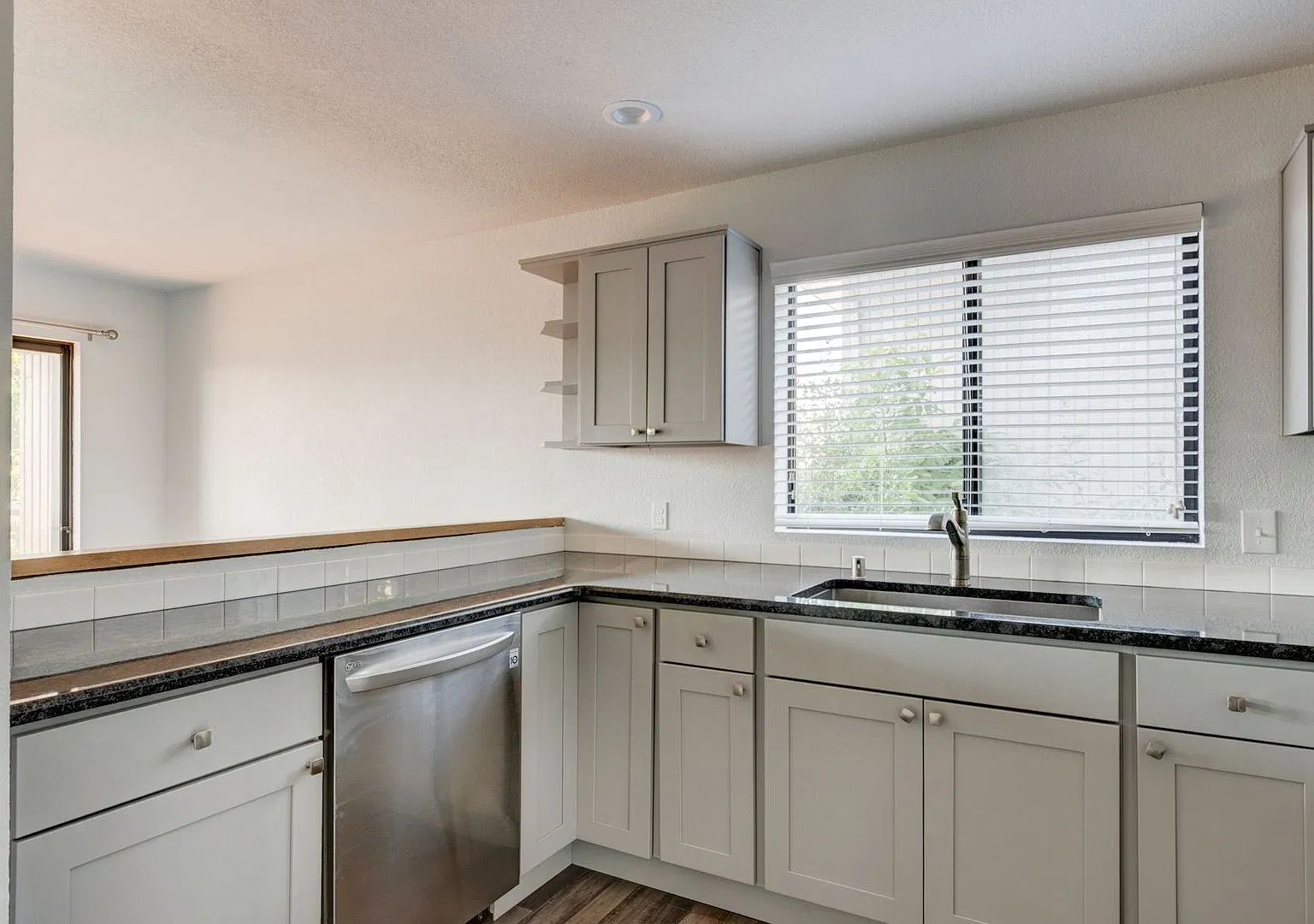 2 bed, 2 bath Remodeled Condo + Shared garage — Photo 2