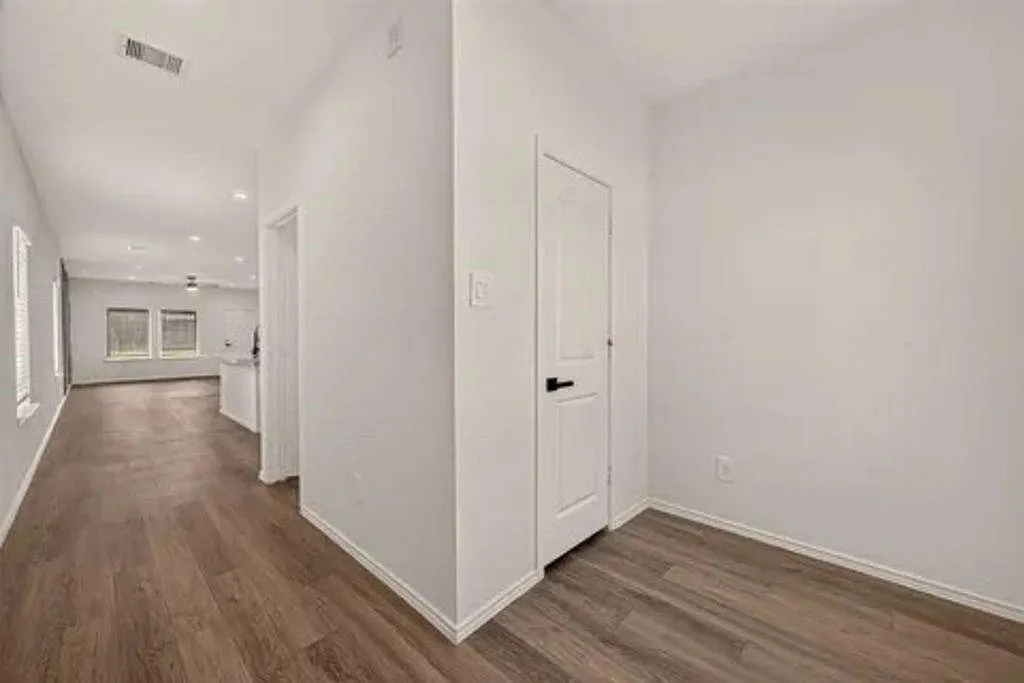 4 bed, 2.5 bath, 2280 sqft, $2,300 — Photo 4