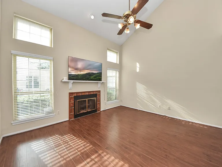 1022 Memorial Village Dr — Photo 7