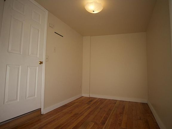 2nd image of 5037 Brooklyn Ave NE APT 6