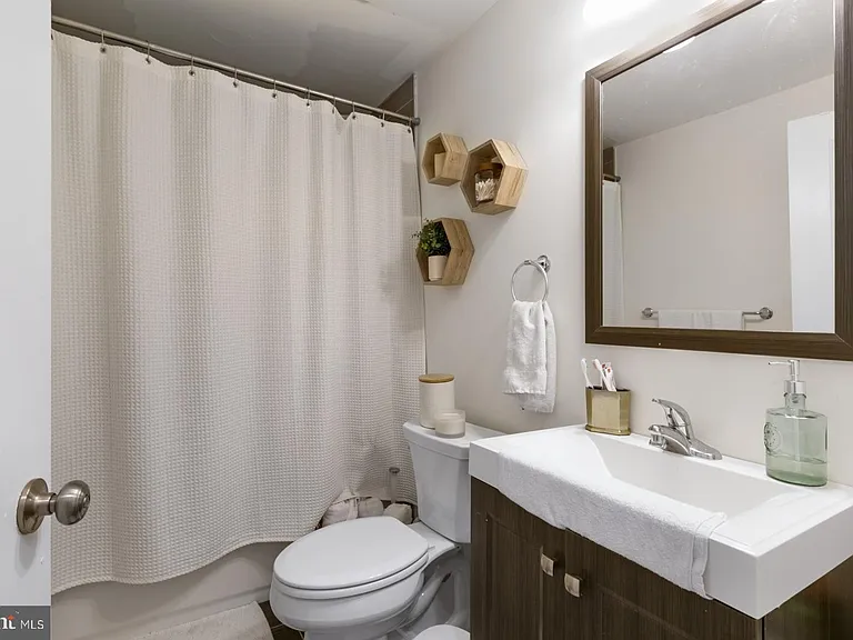 1228 N 25th St #6 — Photo 10