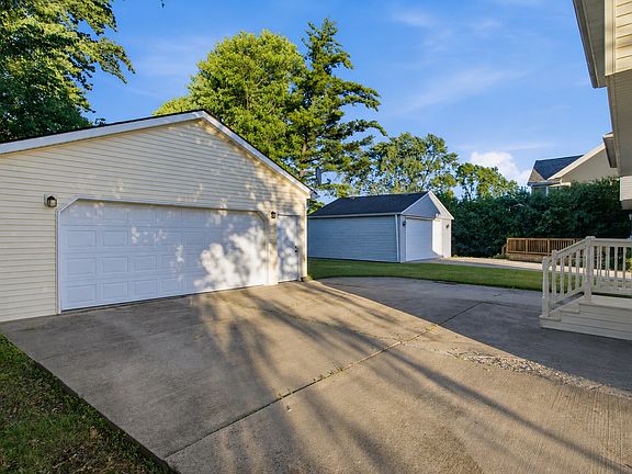 3rd image of 4118 Devon Rd