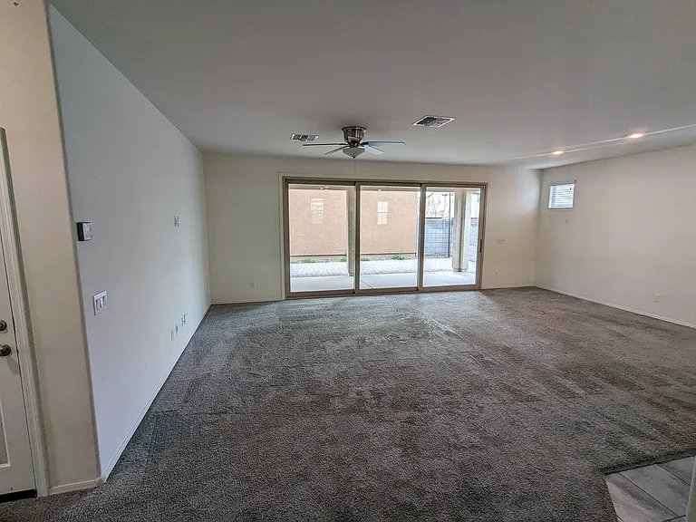 47 E Constitution Dr — Photo 33